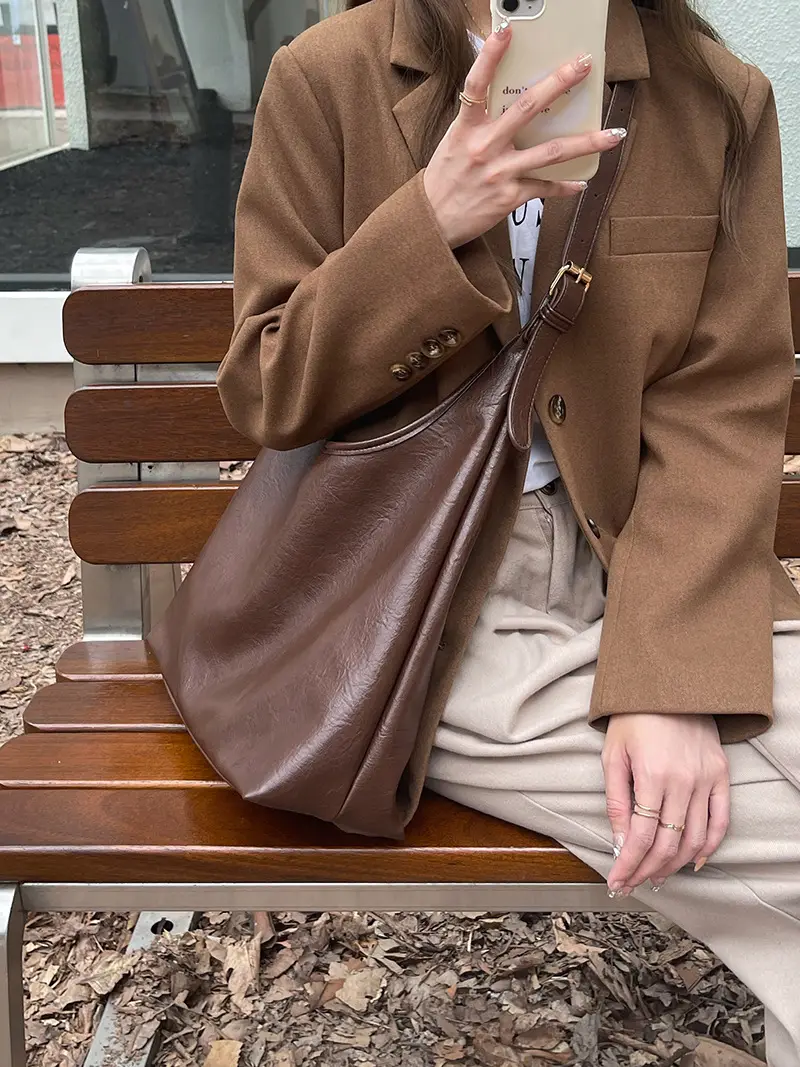 Large Capacity Leather Shoulder Bag for Women Brown — feature 8