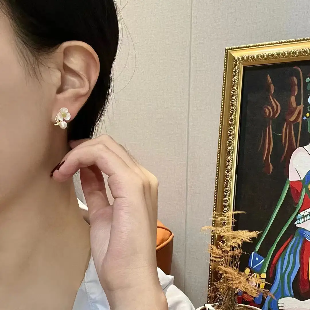 S925 Sterling Silver Plum Blossom Tulip Pearl Earrings — feature 2