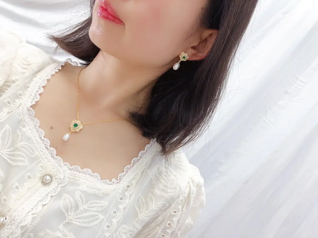 18k Gold Pearl Flower Earrings Necklace Set — feature 3