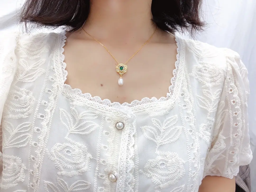 18k Gold Pearl Flower Earrings Necklace Set — feature 7
