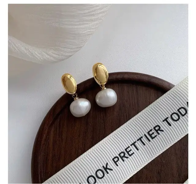 Elegant Pearl Earrings Gold Plated Women's Retro Design — feature 4