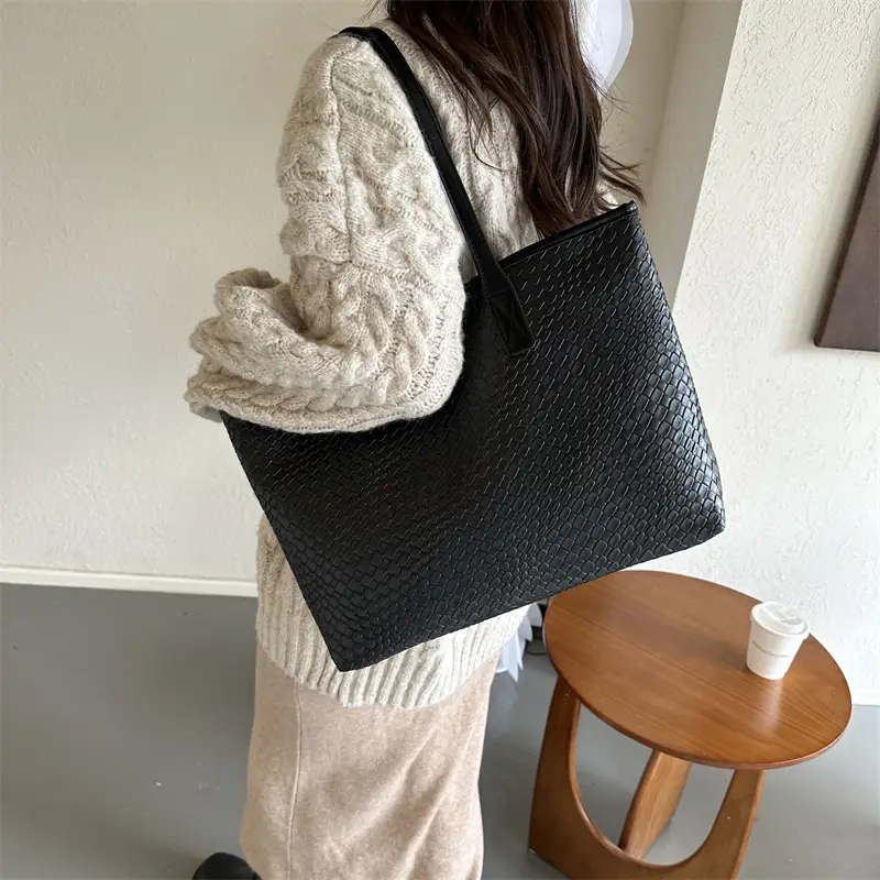 Green Textured Shoulder Bag for Women 2023 - Image 5