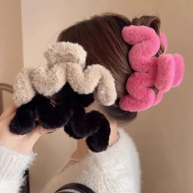 Plush Fur Clip Hairpin for Women Black & Beige 2023 — feature 11