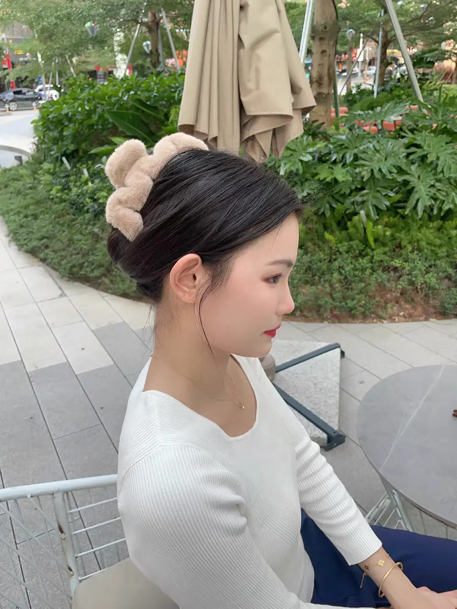 Plush Fur Clip Hairpin for Women Black & Beige 2023 — feature 15