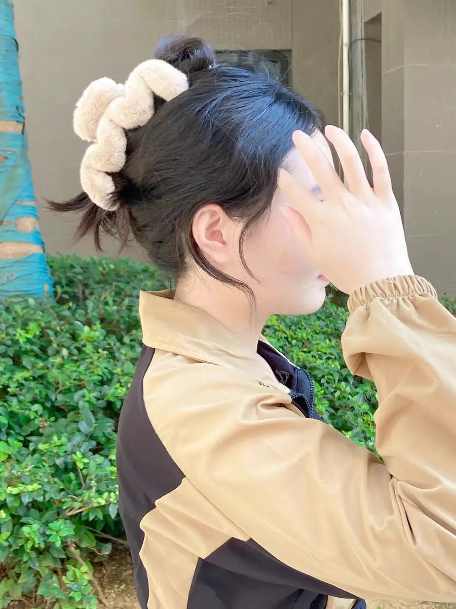 Plush Fur Clip Hairpin for Women Black & Beige 2023 — feature 19