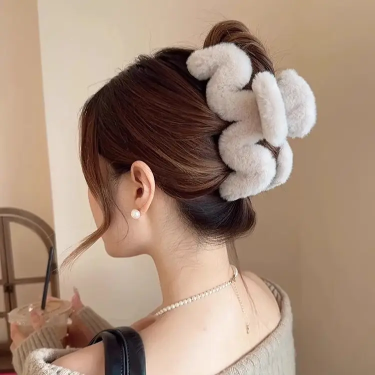 Plush Fur Clip Hairpin for Women Black & Beige 2023 — feature 8