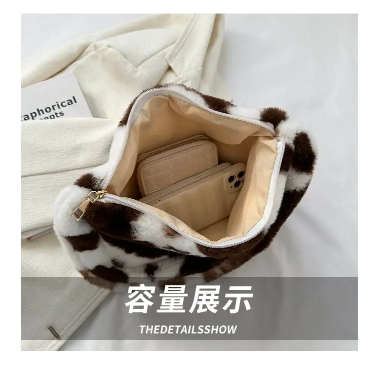Black Plush Shoulder Bag for Women 2023 — feature 7