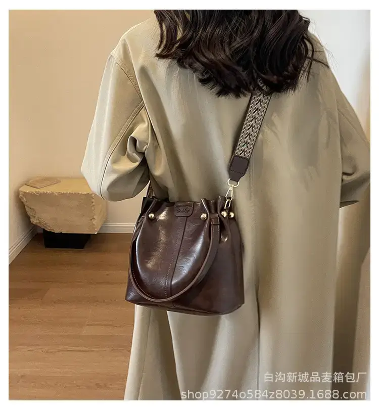 Women's Brown Leather Shoulder Bag 2023 New Trendy — feature 1