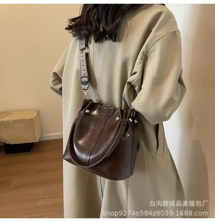 Women's Brown Leather Shoulder Bag 2023 New Trendy — feature 14