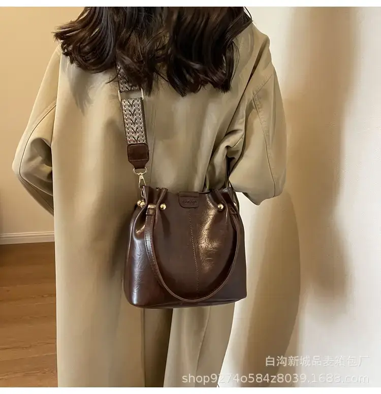 Women's Brown Leather Shoulder Bag 2023 New Trendy — feature 15