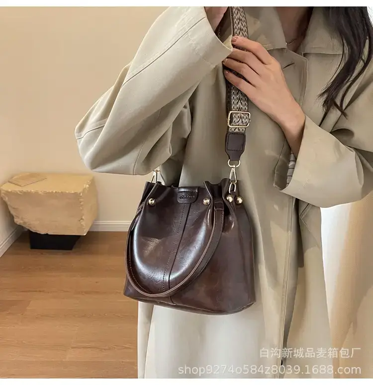 Women's Brown Leather Shoulder Bag 2023 New Trendy — feature 16