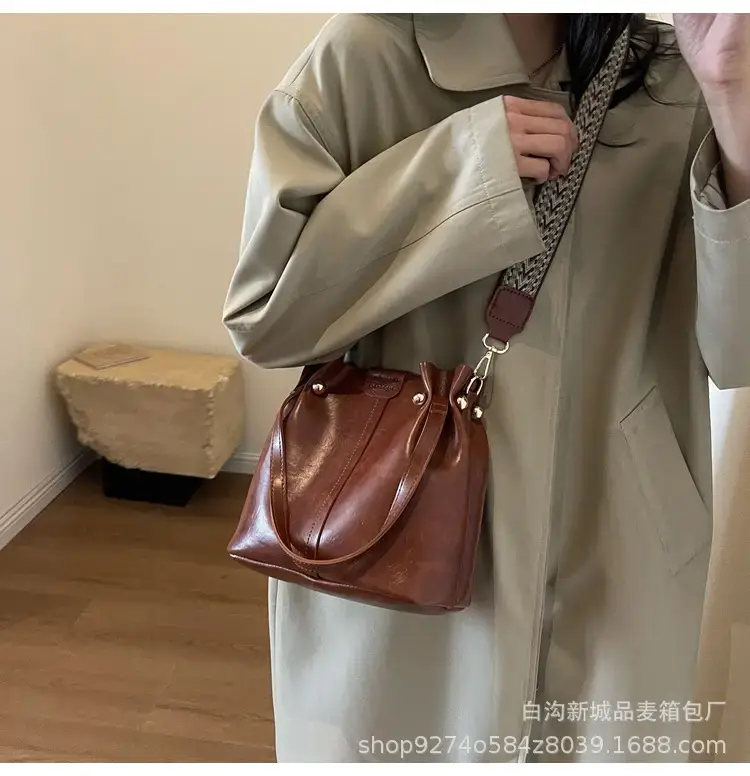 Women's Brown Leather Shoulder Bag 2023 New Trendy — feature 24
