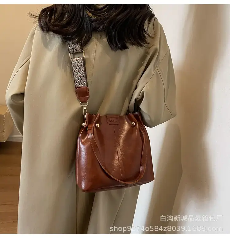 Women's Brown Leather Shoulder Bag 2023 New Trendy — feature 25