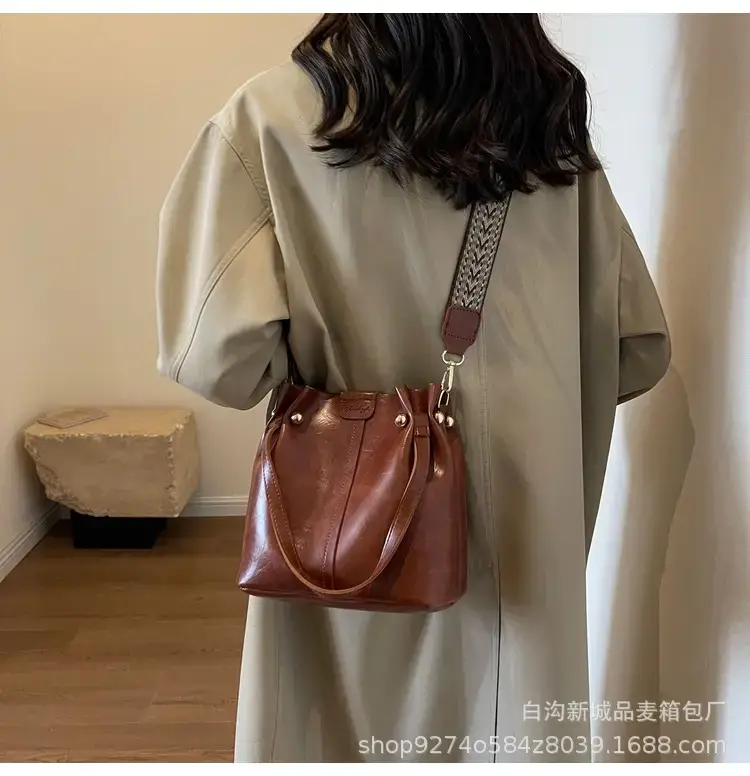 Women's Brown Leather Shoulder Bag 2023 New Trendy — feature 26