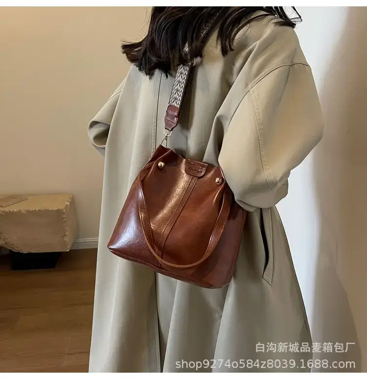 Women's Brown Leather Shoulder Bag 2023 New Trendy — feature 27
