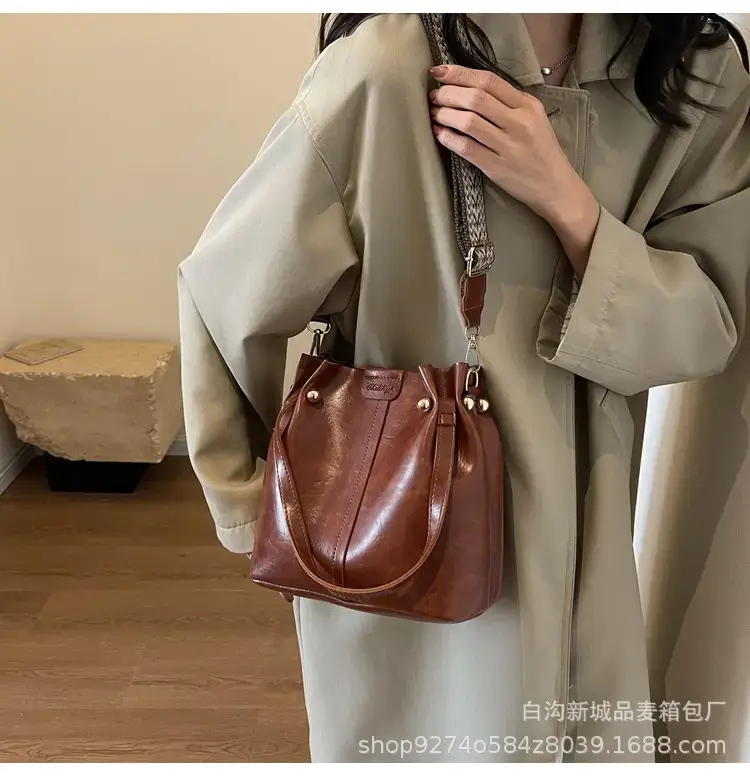 Women's Brown Leather Shoulder Bag 2023 New Trendy — feature 28