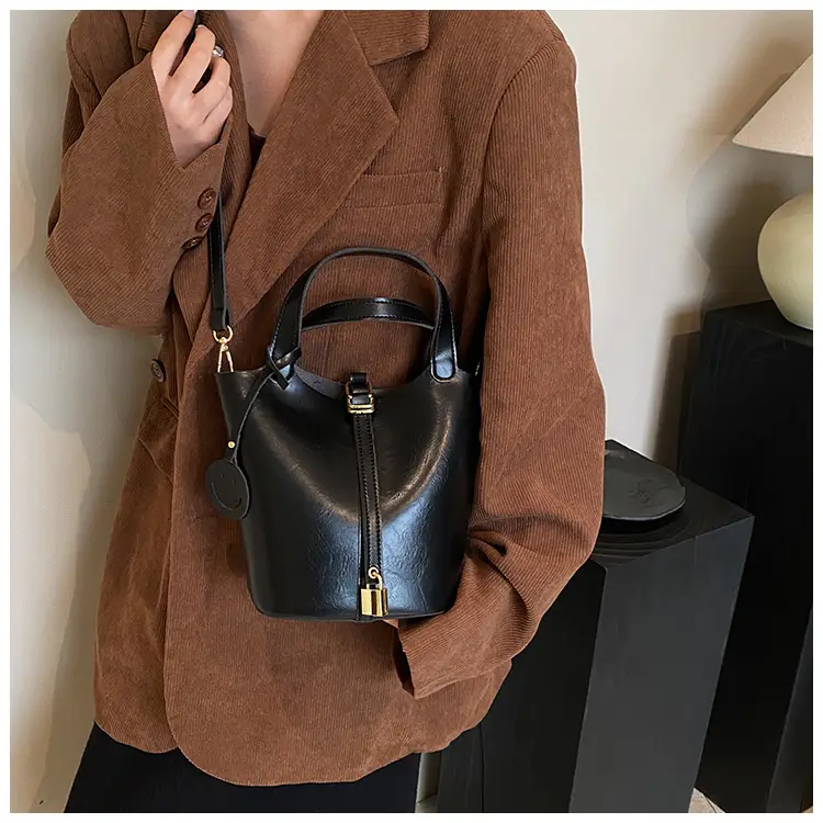 Black Leather Shoulder Messenger Bag for Women 2023 — feature 14