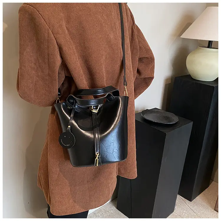 Black Leather Shoulder Messenger Bag for Women 2023 — feature 15