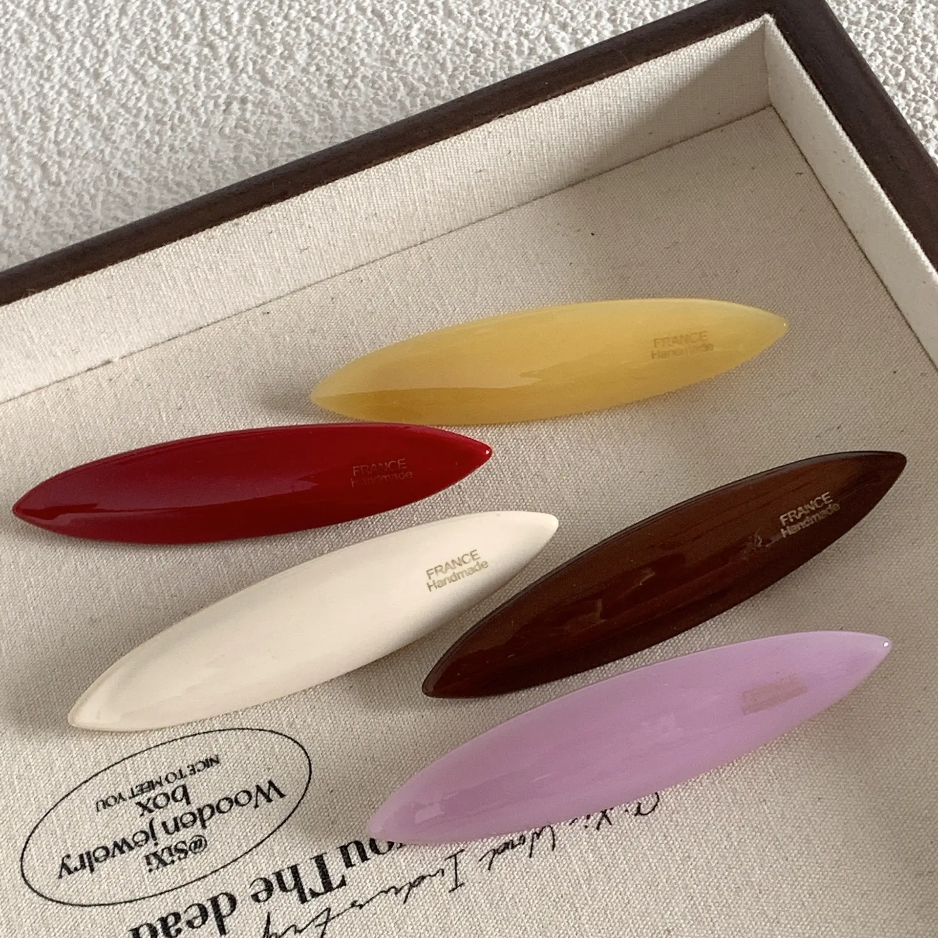 Red French Retro Hair Clip with Gold Label — feature 12