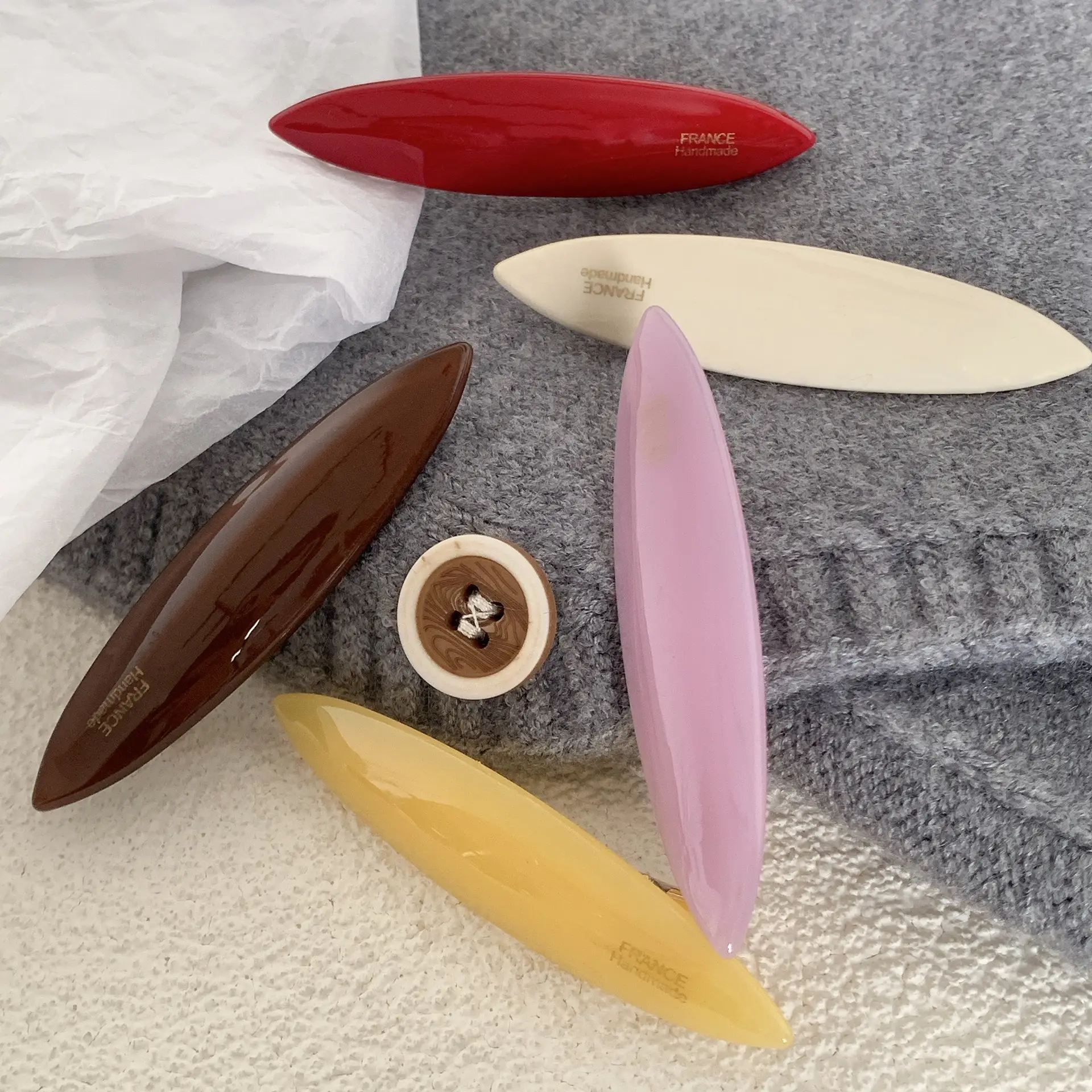 Red French Retro Hair Clip with Gold Label — feature 14