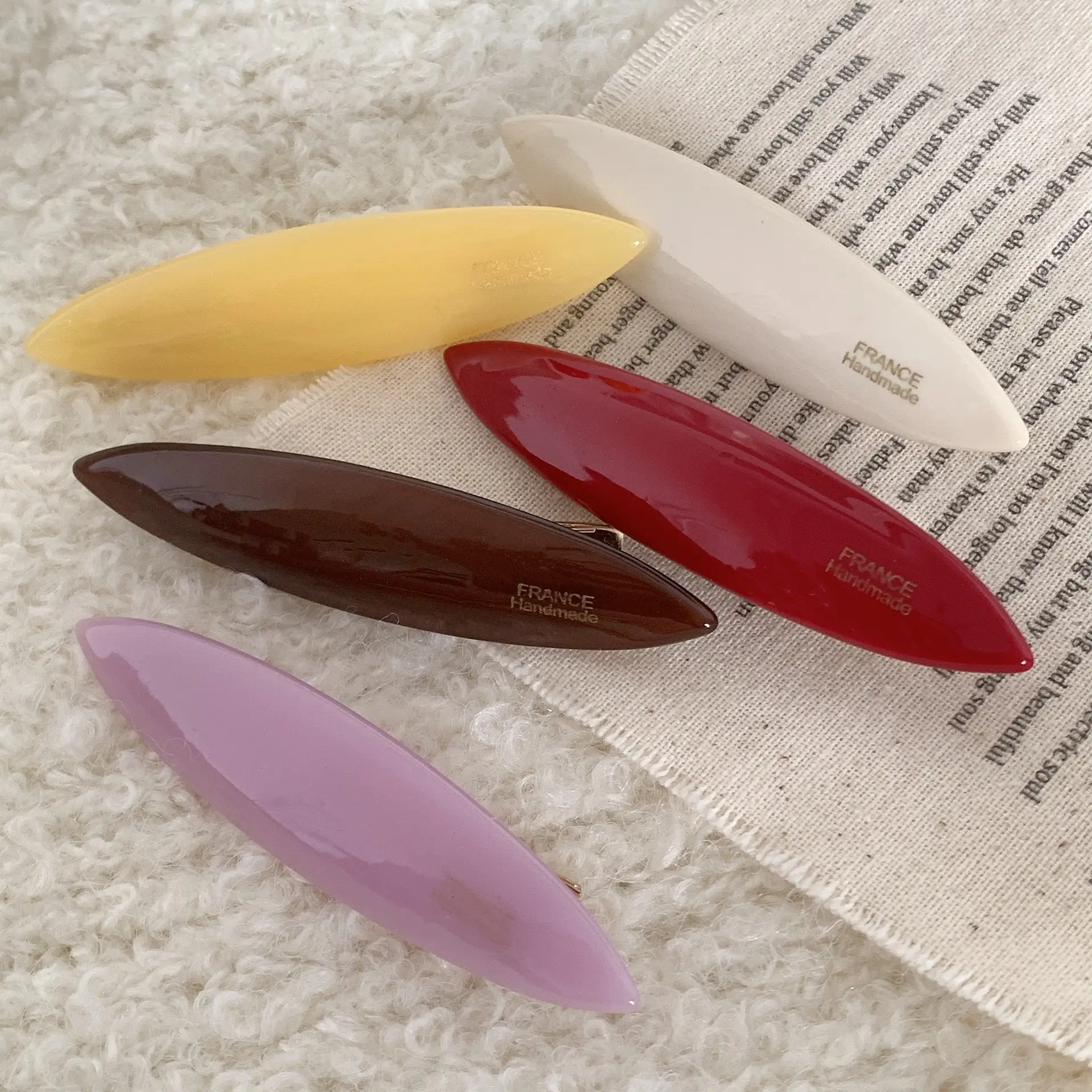 Red French Retro Hair Clip with Gold Label — feature 15