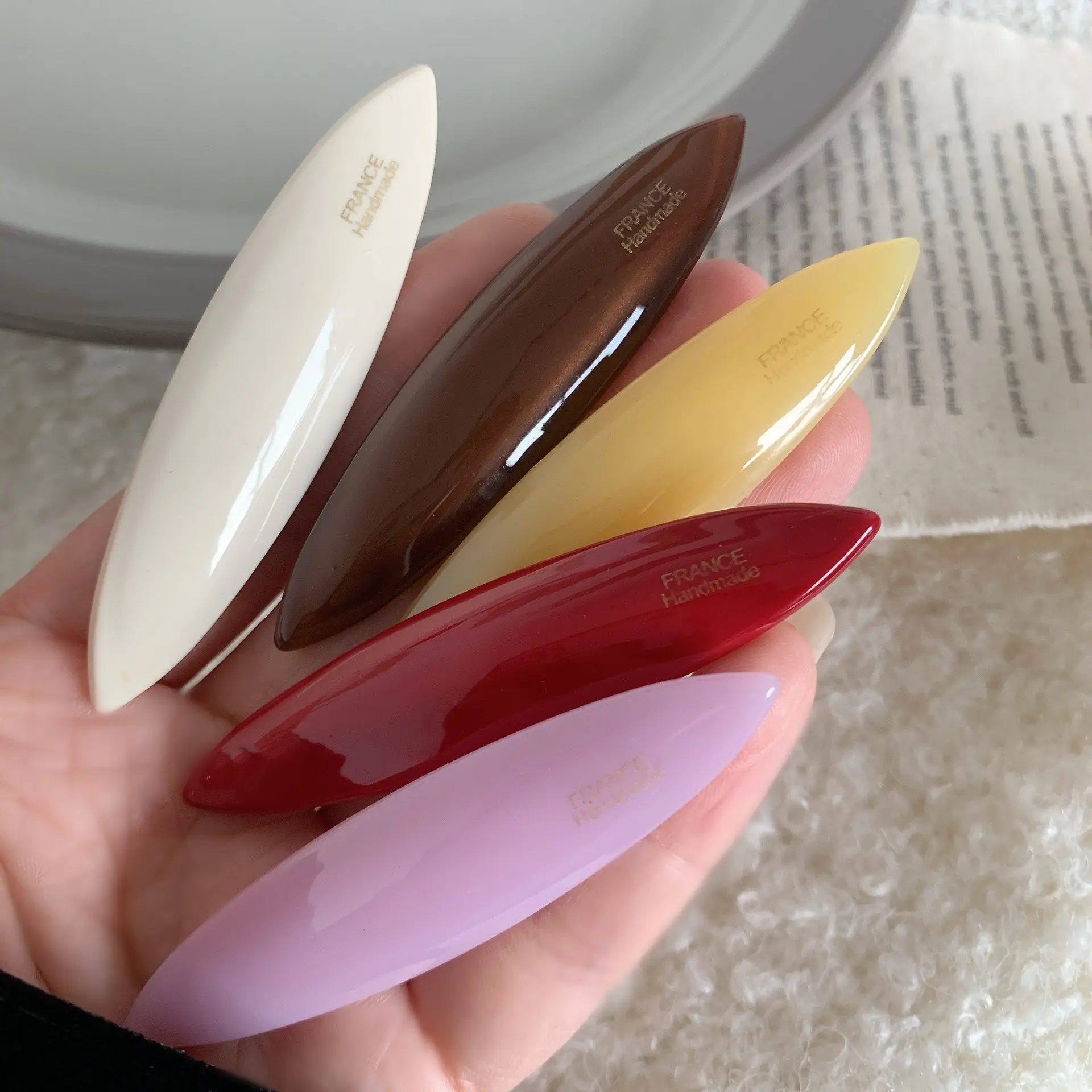 Red French Retro Hair Clip with Gold Label — feature 16
