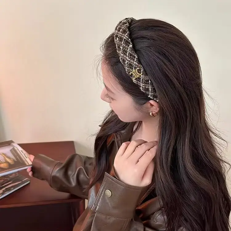 French Retro Wool Knitted Letter Headband 2023 — feature 10
