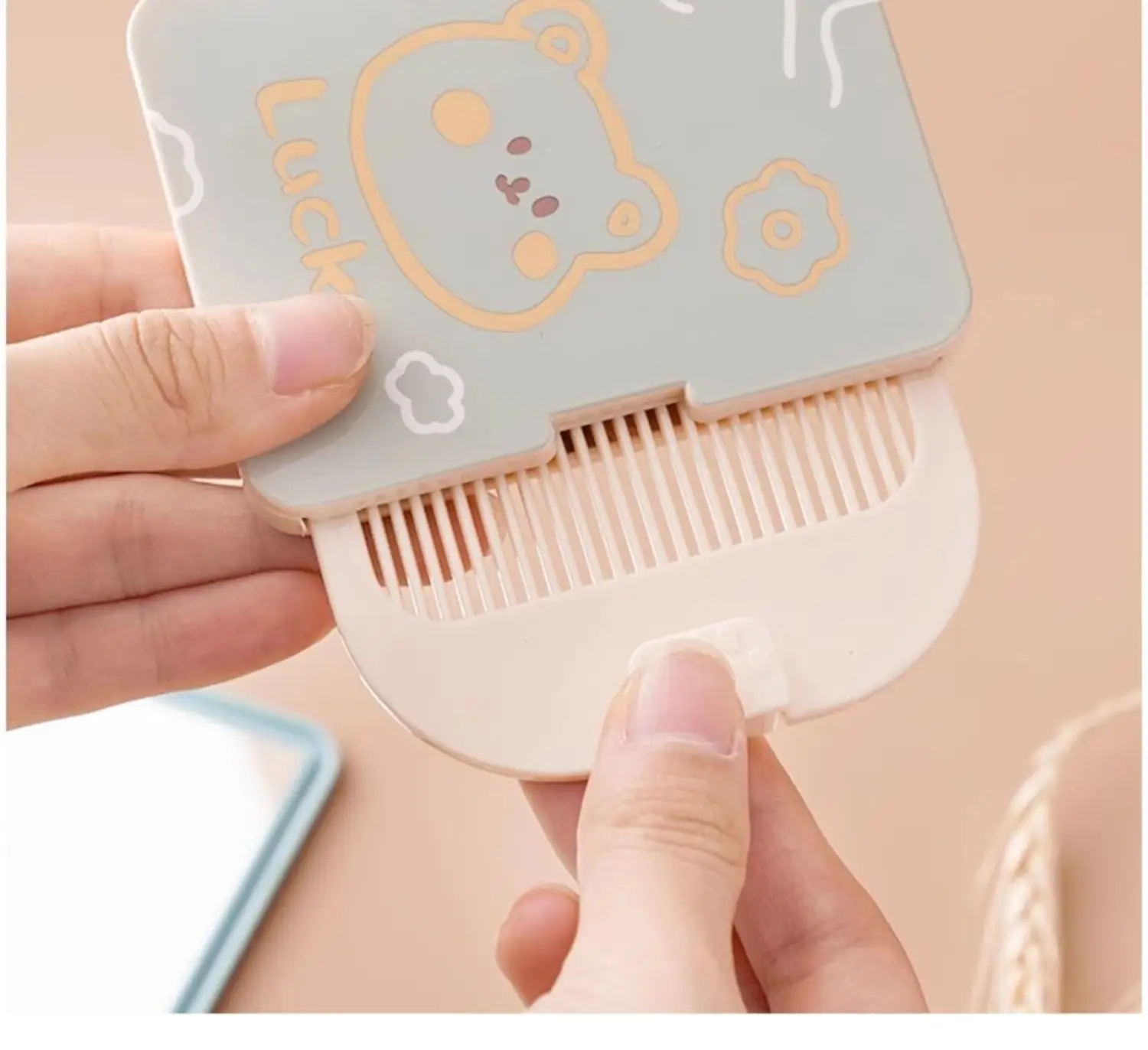 Creative Carry-On Mini Mirror Comb for Outdoor Use — feature 17