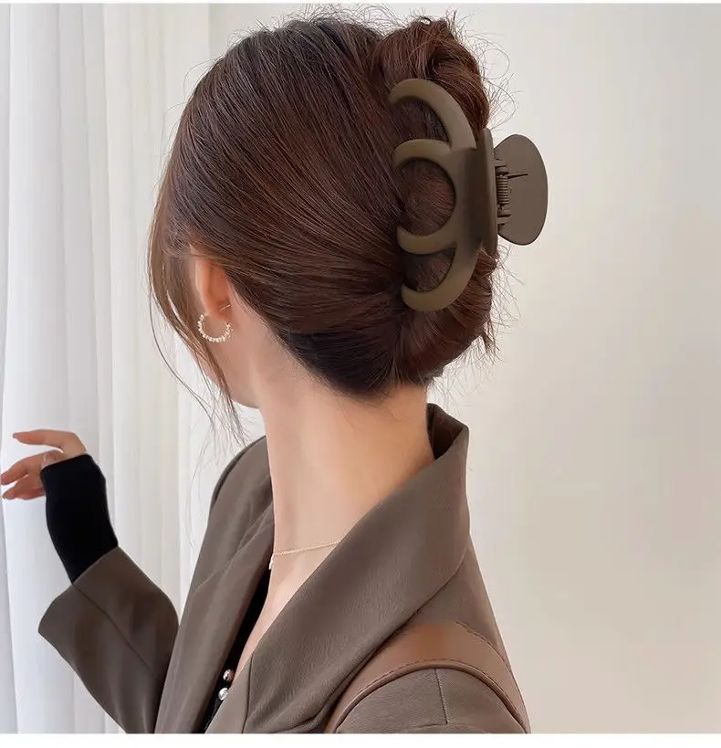 Black Large Shark Hair Clip for Women's Back Head Updo — feature 12