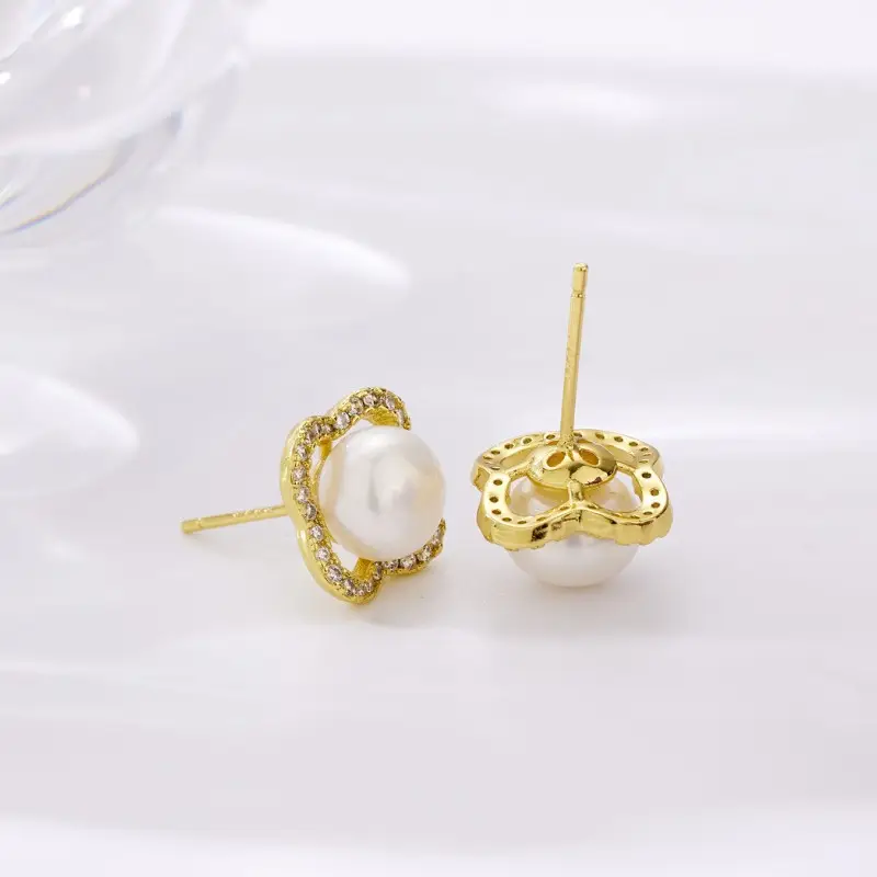 Classic Four-Leaf Clover Pearl Earrings with Full Diamonds — feature 11
