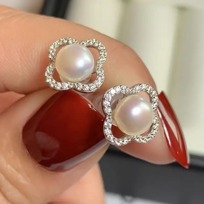 Classic Four-Leaf Clover Pearl Earrings with Full Diamonds — feature 8