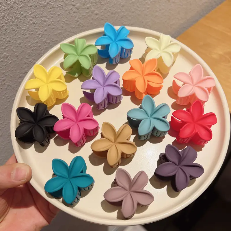 White Frosted Flower Hair Clip for Women — feature 2