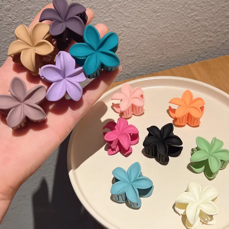 White Frosted Flower Hair Clip for Women — feature 3