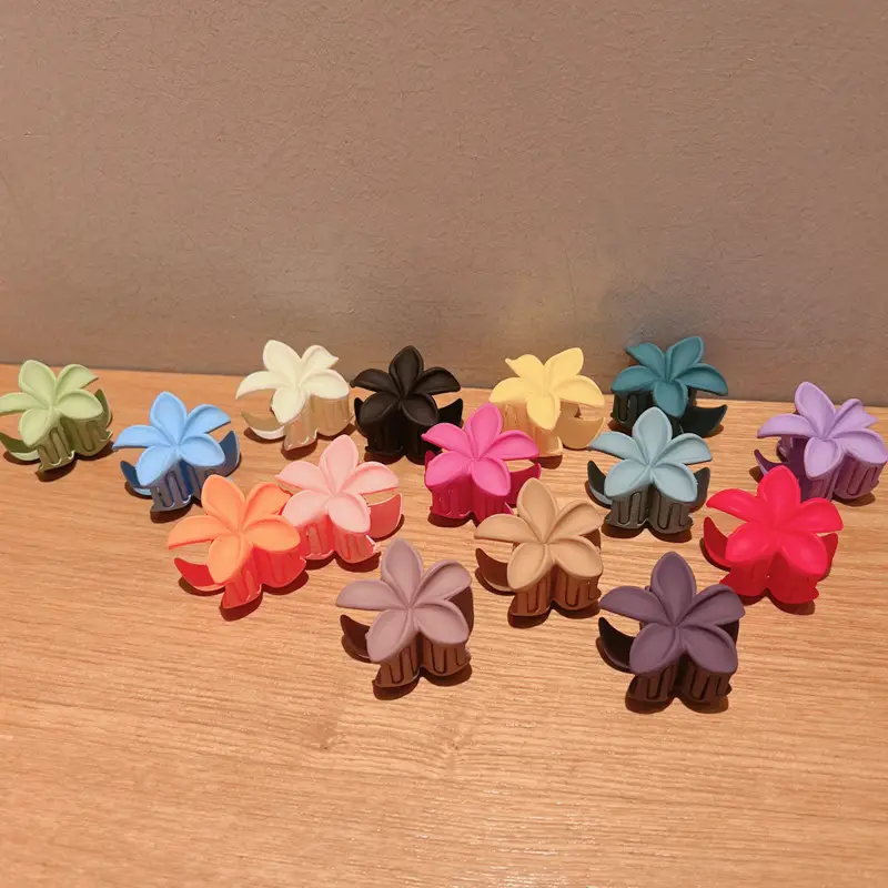 White Frosted Flower Hair Clip for Women — feature 6