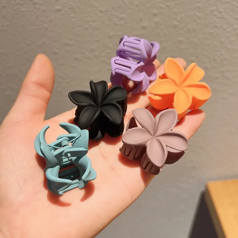 White Frosted Flower Hair Clip for Women — feature 7
