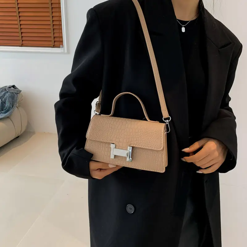 Black H-Logo Shoulder Bag for Women - Image 11