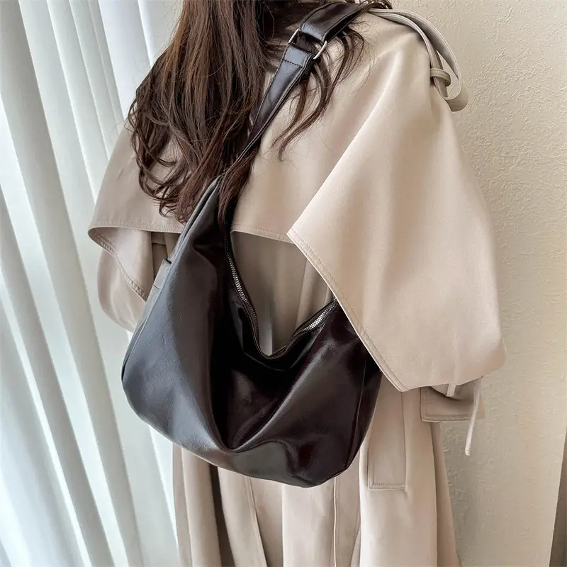 Black Minimalist Shoulder Bag for Women 2026 - Image 4
