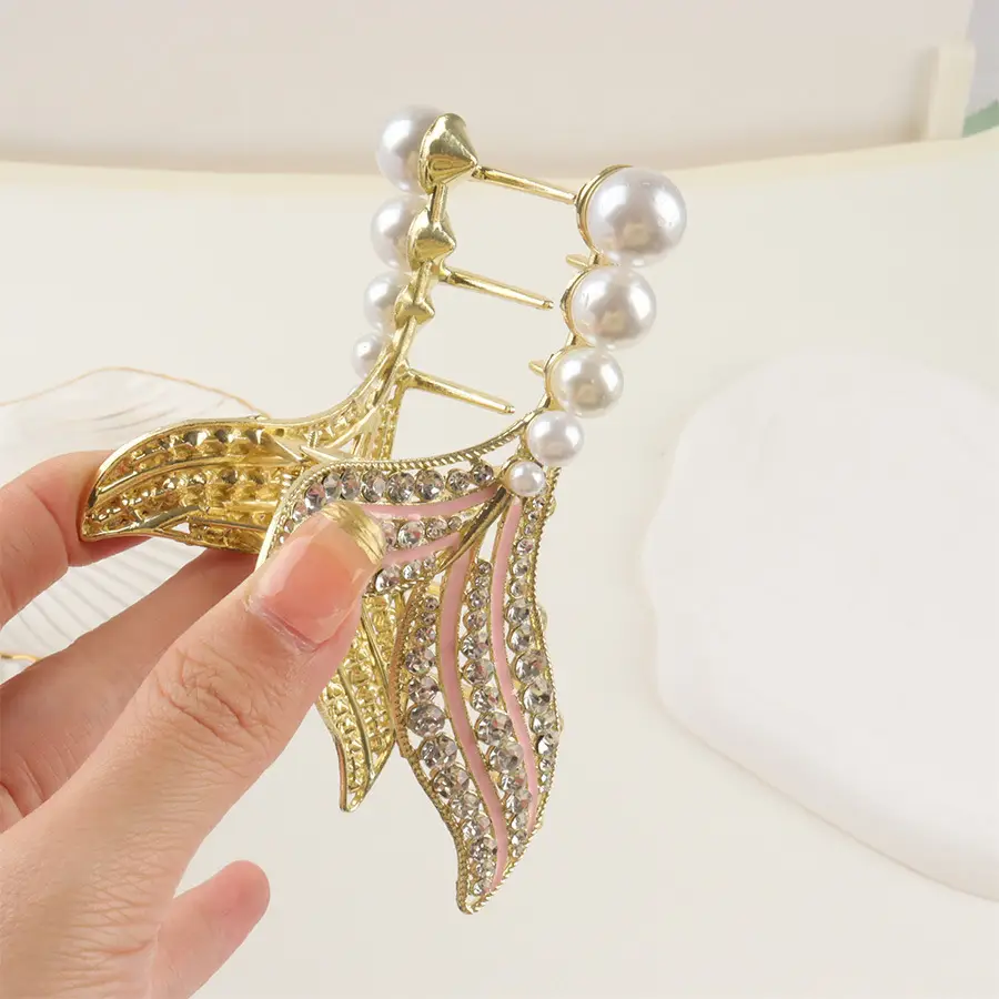 French Pearl Fishtail Hairpin with Full Diamond Clip — feature 11