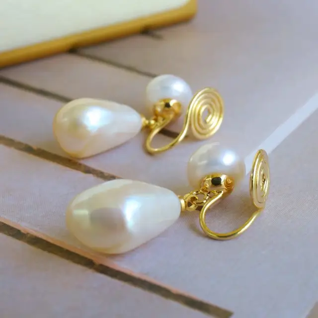 Natural Freshwater Pearl Hepburn Wind Earrings Gold Baroque