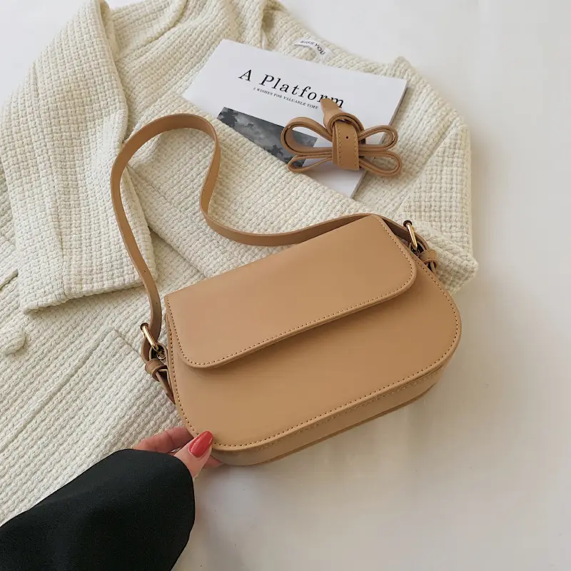 White Retro Shoulder Messenger Bag for Women - Image 3