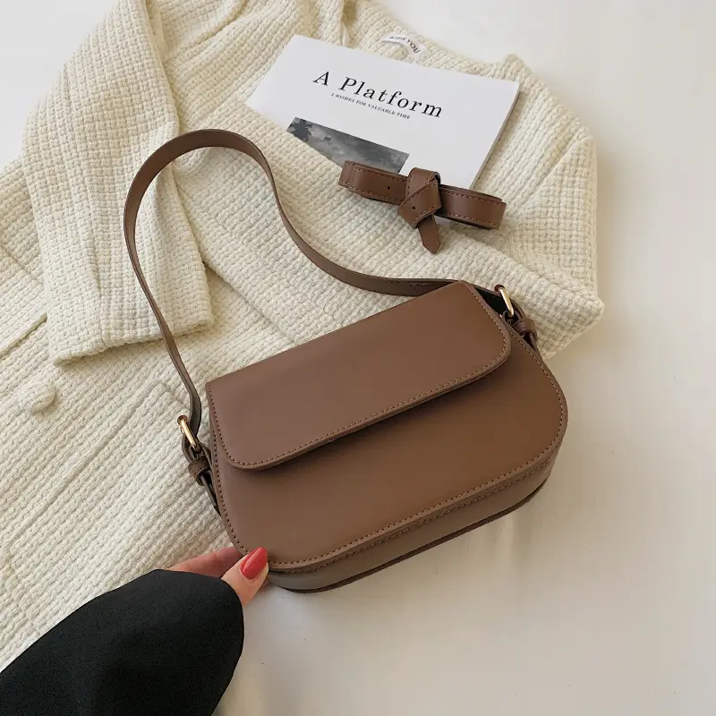 White Retro Shoulder Messenger Bag for Women - Image 4