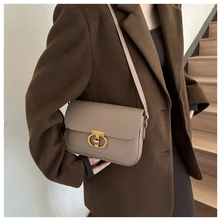 White Retro Lock Shoulder Bag with Chain — feature 11
