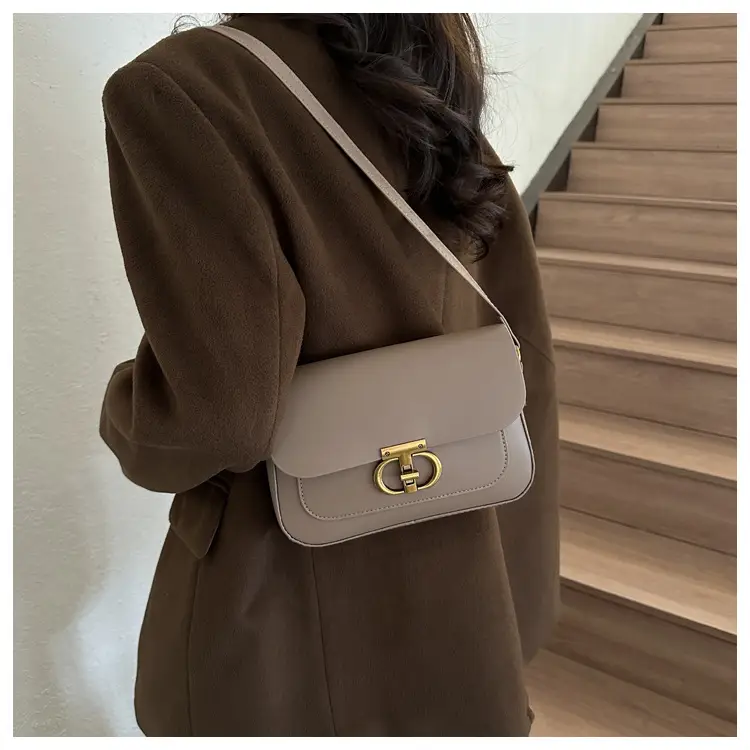 White Retro Lock Shoulder Bag with Chain — feature 12