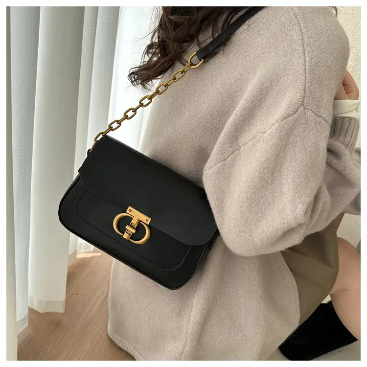 White Retro Lock Shoulder Bag with Chain — feature 16