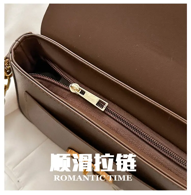 White Retro Lock Shoulder Bag with Chain — feature 6