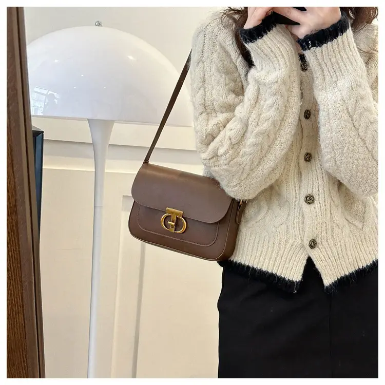 White Retro Lock Shoulder Bag with Chain — feature 9