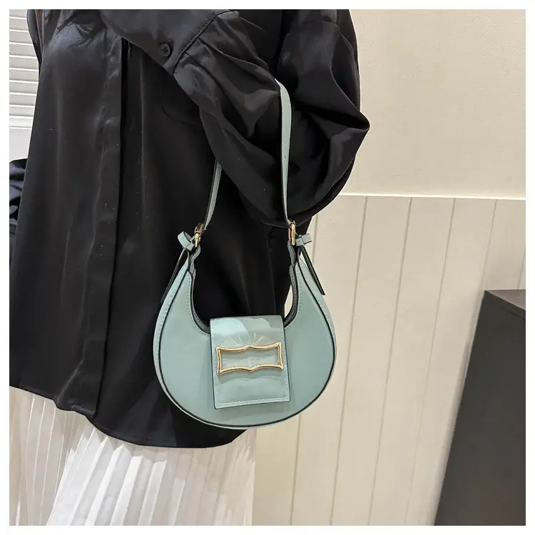 Women's Green Leather Shoulder Bag 2023 Winter Style — feature 10