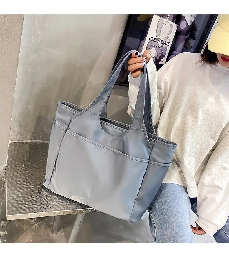 Lightweight One-Shoulder Travel Bag for Men Women — feature 4
