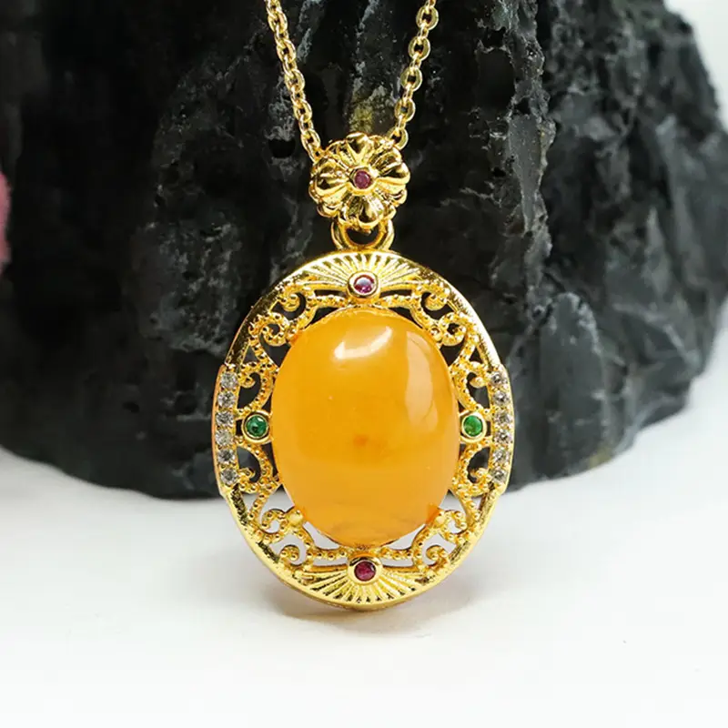 Guan Yu Amber Pendant Necklace Vintage Gold — feature 7