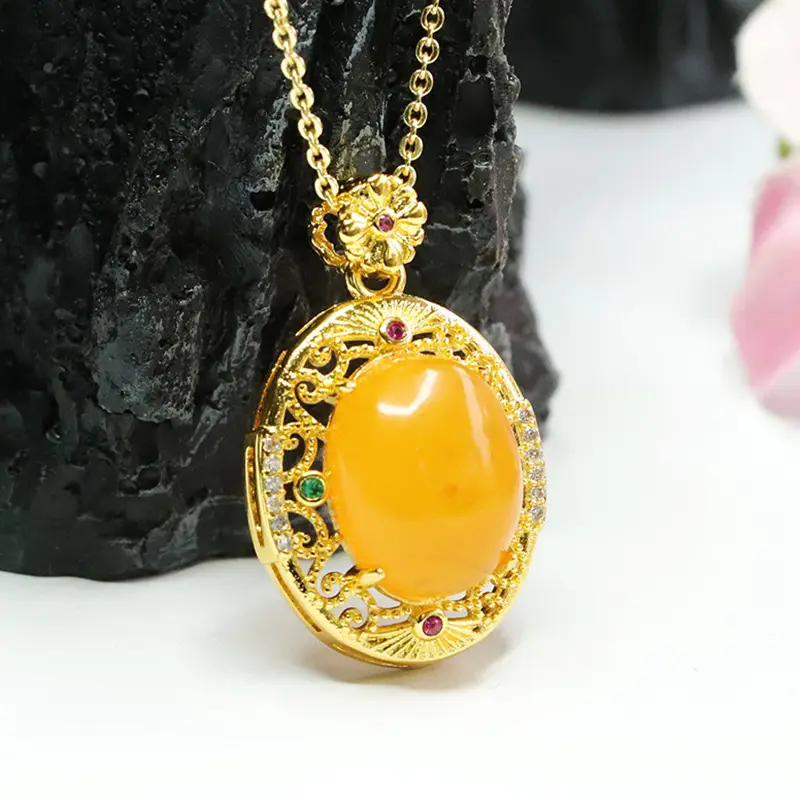 Guan Yu Amber Pendant Necklace Vintage Gold — feature 9